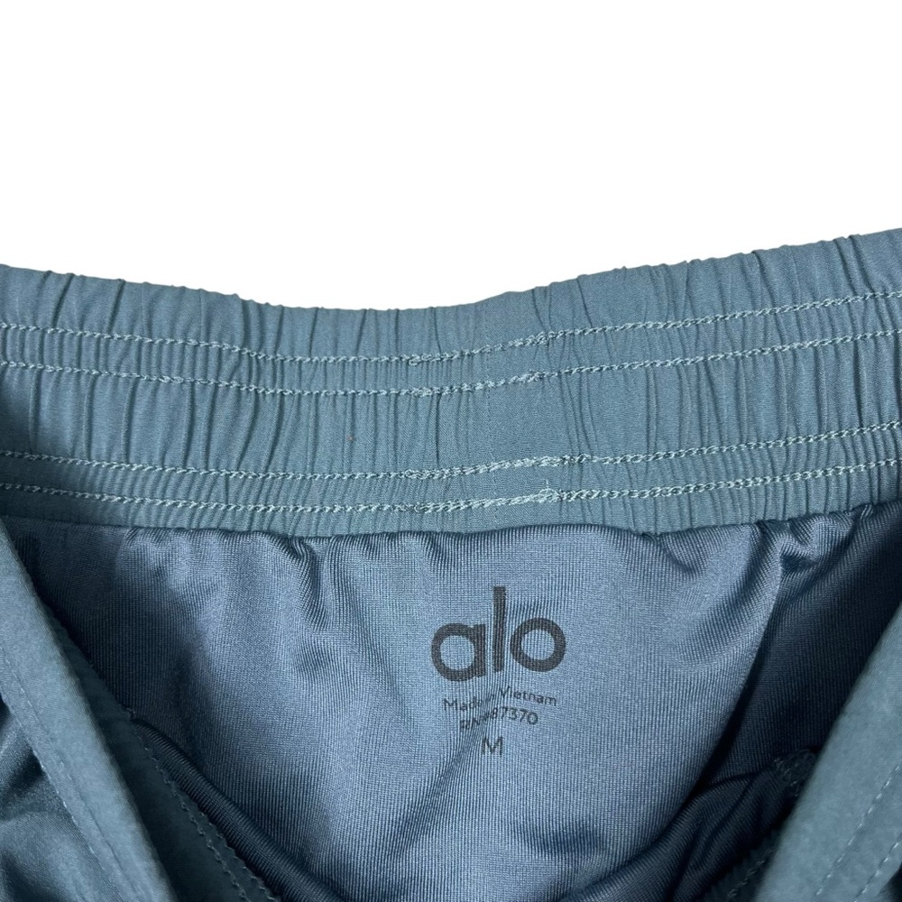 ALO Men’s 2 In 1 Pro Short Med Slate Blue $98 Zip Pockets Lined Gym Logo EUC - Picture 8 of 9